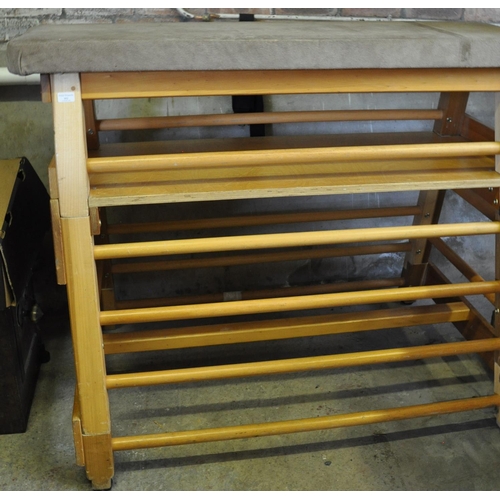 552 - Traditional beech vintage gymnastic vaulting box.  (B.P. 21% + VAT)