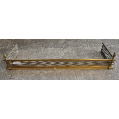 565 - Victorian brass pierced fire fender.   (B.P. 21% + VAT)