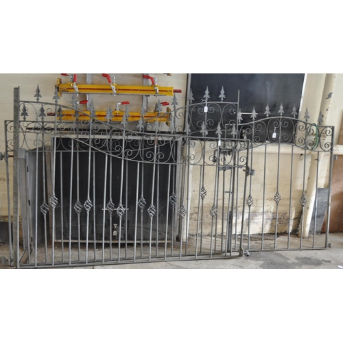 568 - Pair of modern wrought iron field/drive gates with 'Fleur De Lys' design, together with a matching g... 