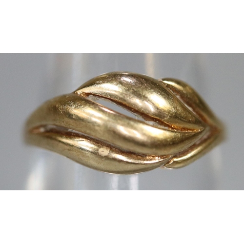 231 - 9ct gold ring.  Ring size N.  Approx weight 2.1 grams.
(B.P. 21% + VAT)