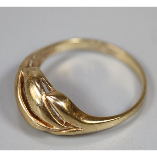 231 - 9ct gold ring.  Ring size N.  Approx weight 2.1 grams.
(B.P. 21% + VAT)