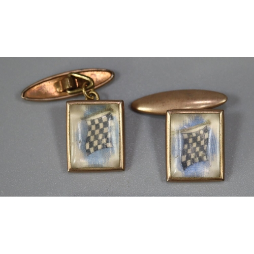 245 - A pair of gilt metal cufflinks.
(B.P. 21% + VAT)