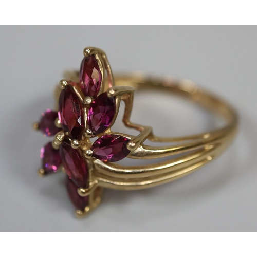 254 - 9ct gold flower shaped ring set with pink stones.  Ring size O.  Approx weight 3.1 grams.
(B.P. 21% ... 