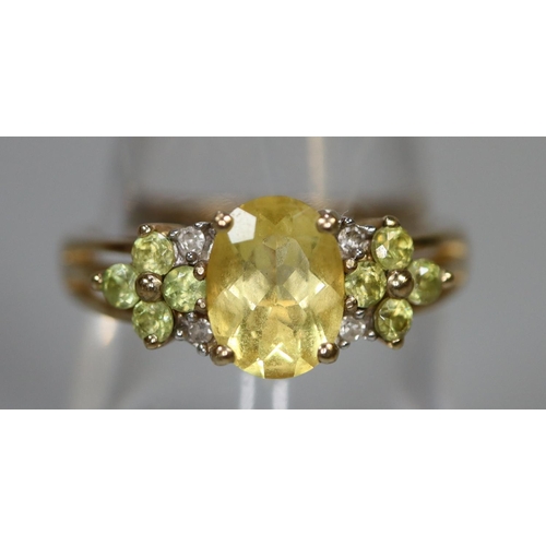 257 - 9ct gold ring set with yellow and green stones.  Ring size O & 1/2.  Approx weight 3 grams.  
(B.P. ... 