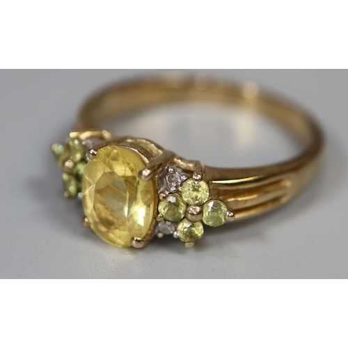 257 - 9ct gold ring set with yellow and green stones.  Ring size O & 1/2.  Approx weight 3 grams.  
(B.P. ... 