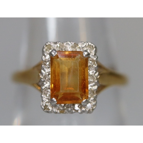 258 - 18ct gold ring set with a yellow stone and diamonds.  Ring size L & 1/2.  Approx weight 3.2 grams.
(... 