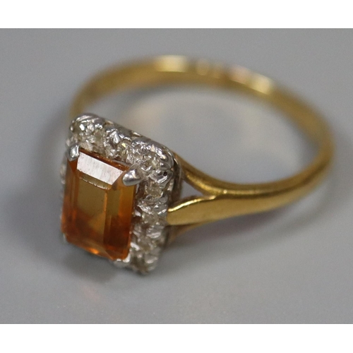 258 - 18ct gold ring set with a yellow stone and diamonds.  Ring size L & 1/2.  Approx weight 3.2 grams.
(... 