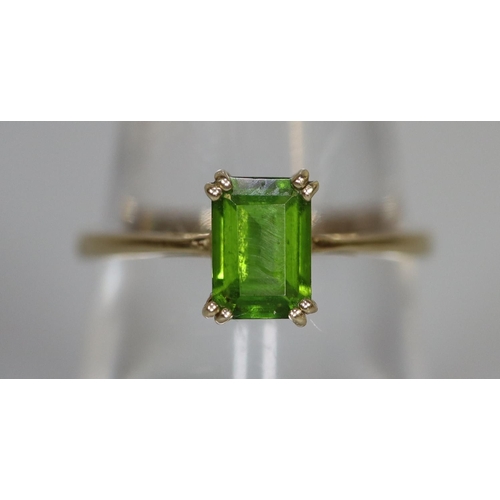 262 - 9ct gold dress ring set with a step cut green stone.
(B.P. 21% + VAT)