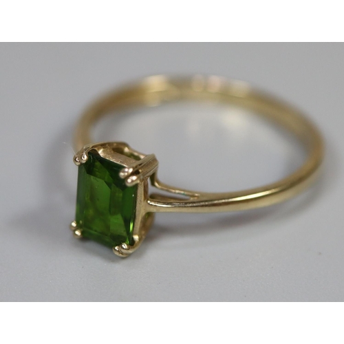 262 - 9ct gold dress ring set with a step cut green stone.
(B.P. 21% + VAT)