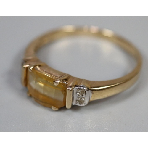 263 - 9ct gold yellow stone and diamond ring.  Ring size P.  Approx weight 2.2 grams.
(B.P. 21% + VAT)