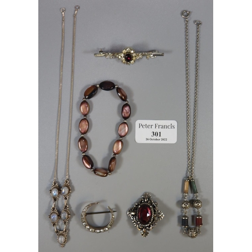 301 - Small collection of costume jewellery, to include: silver and other brooches, moonstone bracelet etc... 