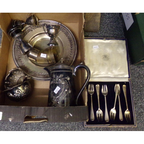 342 - Box of silver and silver plated items to include: plated coffee pot, sugar bowl and milk jug, brass ... 