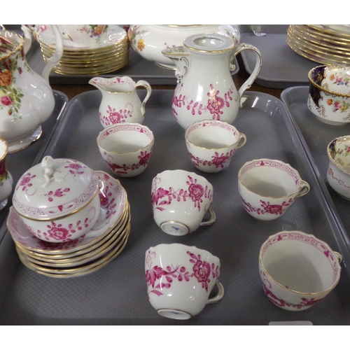 365 - 15 piece Meissen 'Pink Indian' coffee set with pink and gilt floral and foliate design (coffee pot m... 