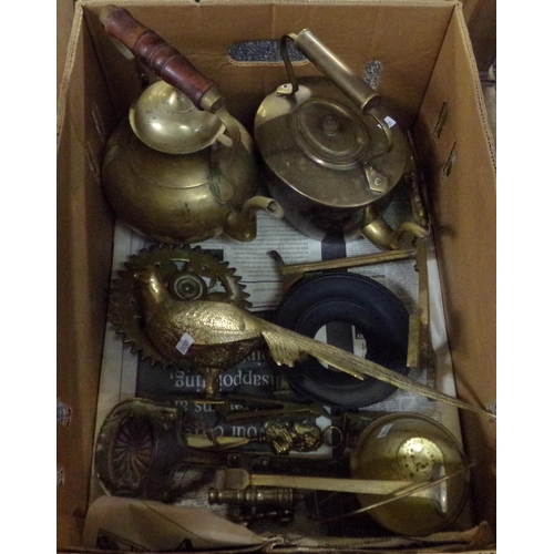 386 - Box of brassware to include: model of a pheasant, fireside items, miniature cannon, basket, kettles ... 