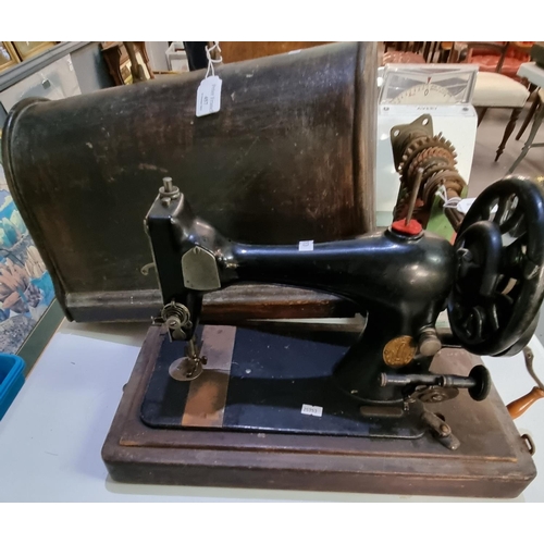 457 - Wooden cased Singer sewing machine.
(B.P. 21% + VAT)