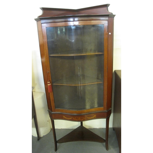 552 - Edwardian mahogany inlaid serpentine single door glazed corner display cabinet with under tier on sh... 