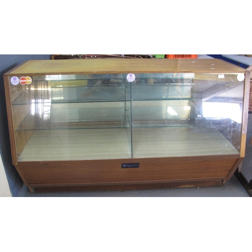 554 - Vintage glazed shop counter with four glass shelves. 
(B.P. 21% + VAT)