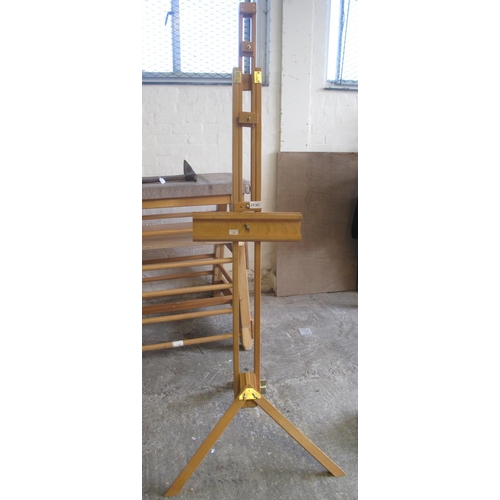 568 - Modern beech artist's easel.  (B.P. 21% + VAT)