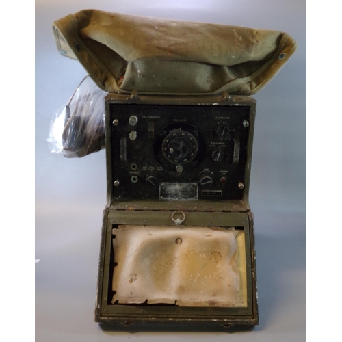 84 - U.S Army World War II Signal Corps frequency meter, made by the Rauland Corporation, Chicago, Illino... 