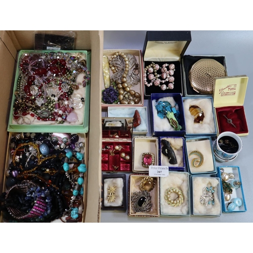 207 - Collection of costume jewellery, to include: brooches, Stratton compact, turquoise bracelet, other v... 