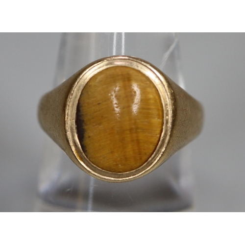 241 - 9ct gold gentleman's signet ring with tiger's eye stone.  Ring size O.  (B.P. 21% + VAT)