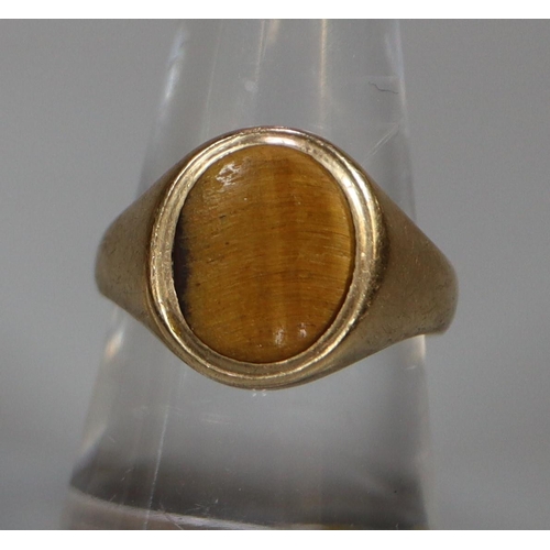 241 - 9ct gold gentleman's signet ring with tiger's eye stone.  Ring size O.  (B.P. 21% + VAT)