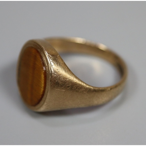 241 - 9ct gold gentleman's signet ring with tiger's eye stone.  Ring size O.  (B.P. 21% + VAT)