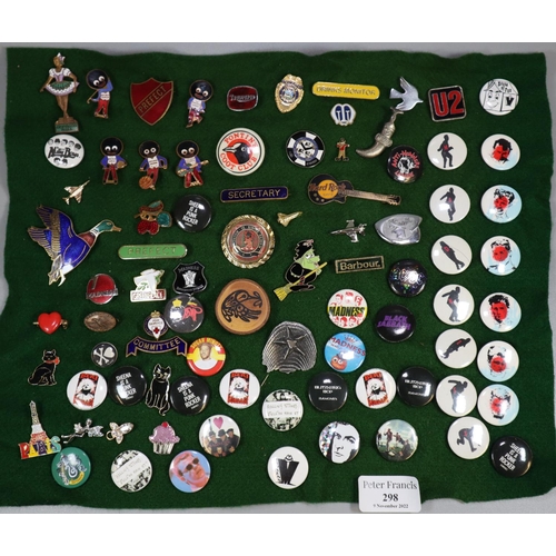 298 - Collection of vintage badges to include 'Robertson's' 'Golly Raspberry Fruit' and other enamel badge... 