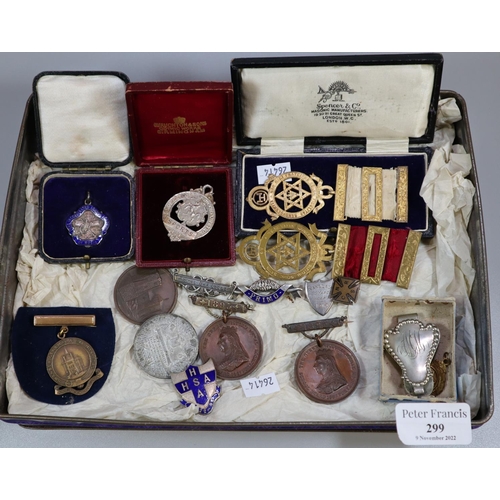 299 - Tray of oddments, to include: Masonic jewels, sports medal 'Bromley Kent Corporation', various bronz... 