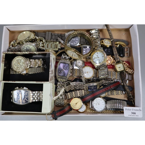 300 - Tray of assorted modern ladies and gents wristwatches, to include: Jaguar, Limit, Lorus etc.   (B.P.... 