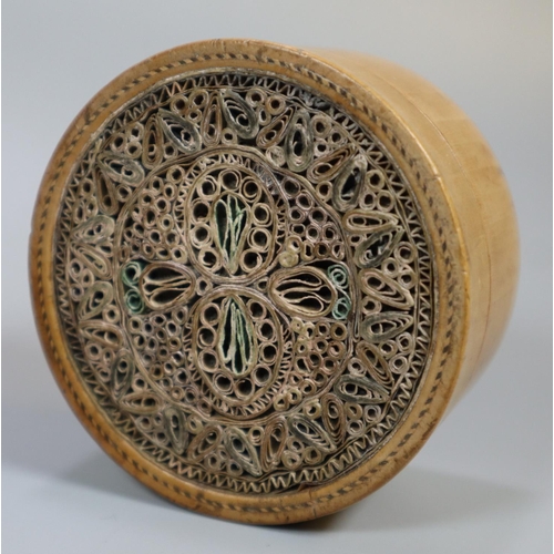 313 - 19th century satinwood quill snuff box of circular form.   (B.P. 21% + VAT)