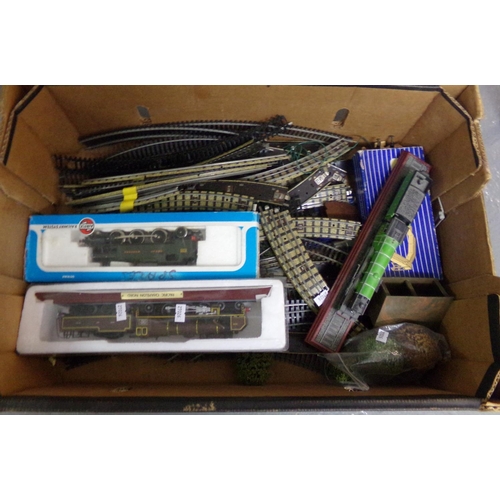 420 - Tray comprising playworn train and rolling stock, to include: track, Hornby Dublo D1 OO gauge footbr... 