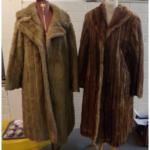 494 - Collection of vintage clothing to include: light brown 3/4 length fur coat, a similar faux fur coat ... 