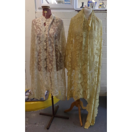 496 - Two late 19th/early 20th Century lace shawls, one gold and one beige, both with floral pattern. (2)
... 