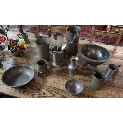 282 - Large collection of mainly 19th Century pewter items to include: pedestal bowl and other bowls, tazz... 