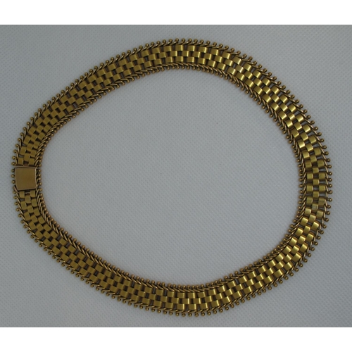 320 - A gold collarette with integral clasp.  Length 17 inches (43cm) Approx. weight 52.5 grams.
(B.P. 21%... 