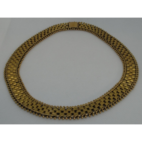 320 - A gold collarette with integral clasp.  Length 17 inches (43cm) Approx. weight 52.5 grams.
(B.P. 21%... 