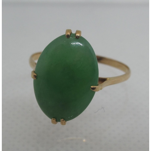 334 - A jade ring set in unmarked yellow metal.  Ring size Q.  Approx weight 2.4 grams.
(B.P. 21% + VAT)