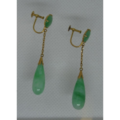 335 - A pair of jade drop earrings set in 18ct gold with screw back fittings. Approx weight 5.4 grams.
(B.... 