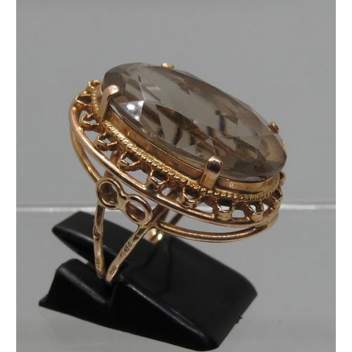 370 - Rose gold dress ring set with a large brown stone.  Ring size L&1/2.  Approx weight 8.7 grams.
(B.P.... 