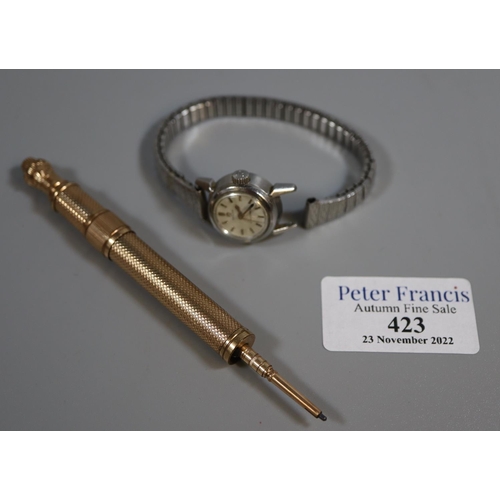 423 - Yellow metal propelling pencil and fountain pen with engine turned barrel and repoussé knop, made by... 