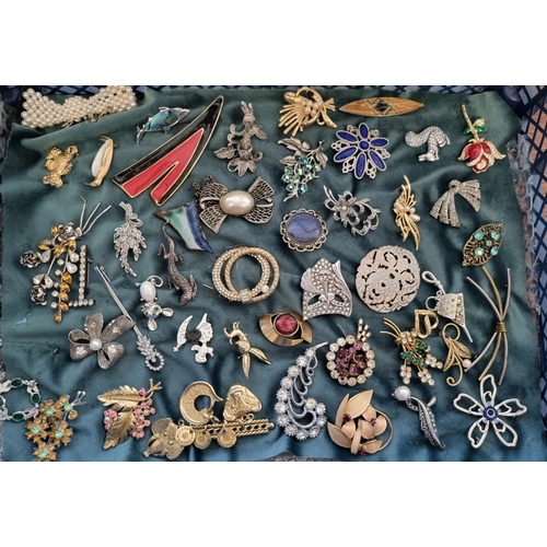 220 - Collection of vintage and other brooches, to include: lizard, poodle, flowers and foliage etc.  (B.P... 