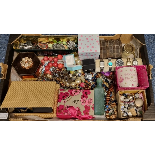 222 - Box of vintage jewellery, to include: watches, necklaces, bracelets, brooches, No7 box with brooches... 