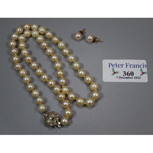 360 - Cultured graduated pearl necklace with a pair of cultured pearl stud earrings.
(B.P. 21% + VAT)