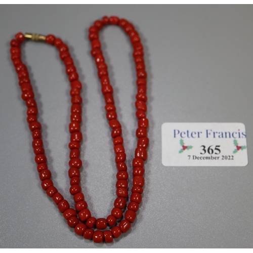 365 - Graduated red coral bead necklace. 
(B.P. 21% + VAT)