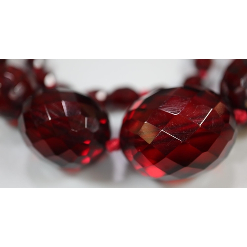 383 - Graduated string of red prismatic cut beads.
(B.P. 21% + VAT)