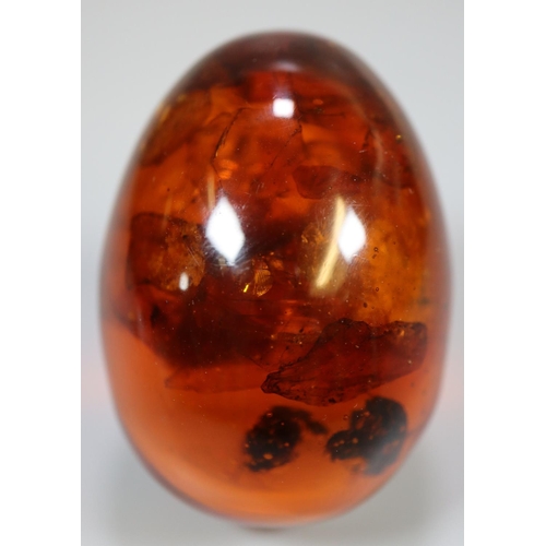 385 - Amber and plastic egg.
(B.P. 21% + VAT)