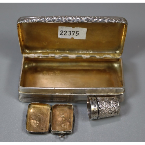 404A - Georgian silver snuff box, Georgian silver vinaigrette and a silver thimble. All hallmarked. (3)
(B.... 