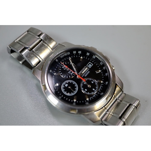 412 - Gent's Seiko chronograph 100 metre stainless steel bracelet wristwatch.
(B.P. 21% + VAT)