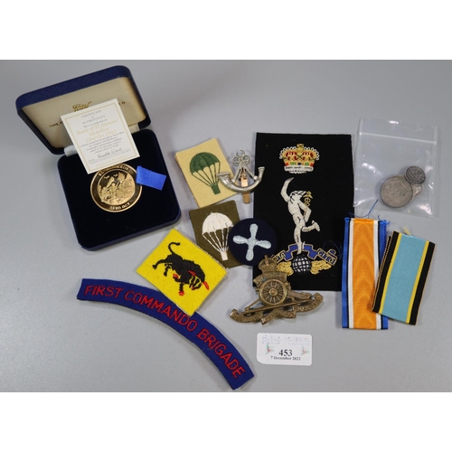 453 - Collection of GB silver coins and military items to include: boxed medallions, uniform patches, blaz... 